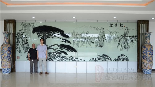 滁州恒昌机械公司定制的大厅玻璃背景墙壁画《迎客松》铁画