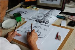 铁画设计大师王小林正在设计铁画画稿