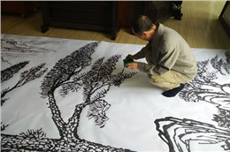 王小林铁画设计大师正在大幅迎客松铁画画稿