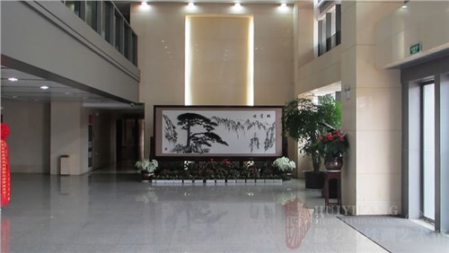 昆明长水国际机场定制的办公楼大厅大型红木迎客松铁画屏风